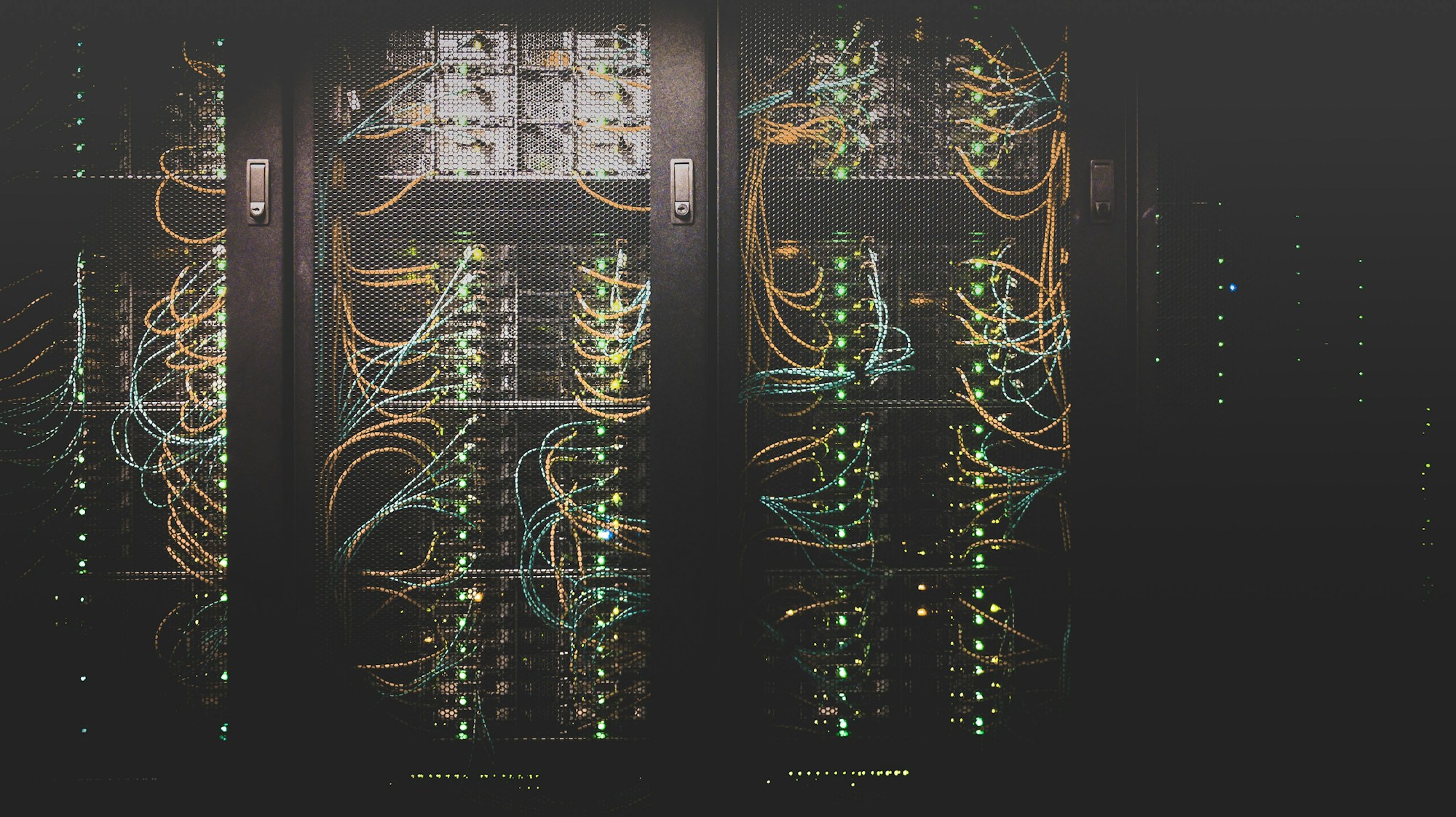 Blaue beleuchtete Server in einem Rechenzentrum